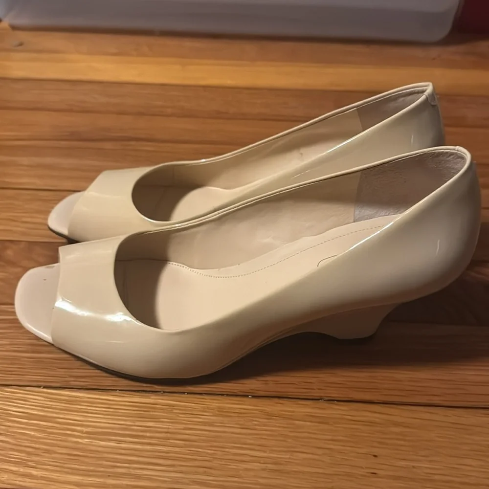 Cream Beige 8.5M Easy Spirit opened Toe Wedge Shoes great condition